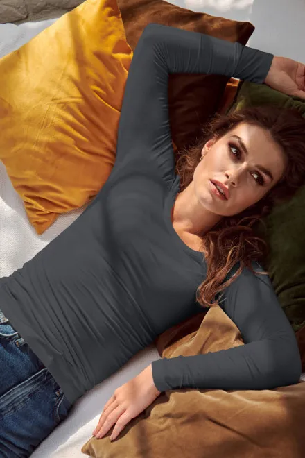 Moteriški marškinėliai ilgomis rankovėmis ir gilesne iškirpte, šviesiai pilka